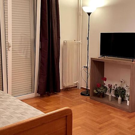 Lovely 1 Bedroom Apartment In Афины Экстерьер фото